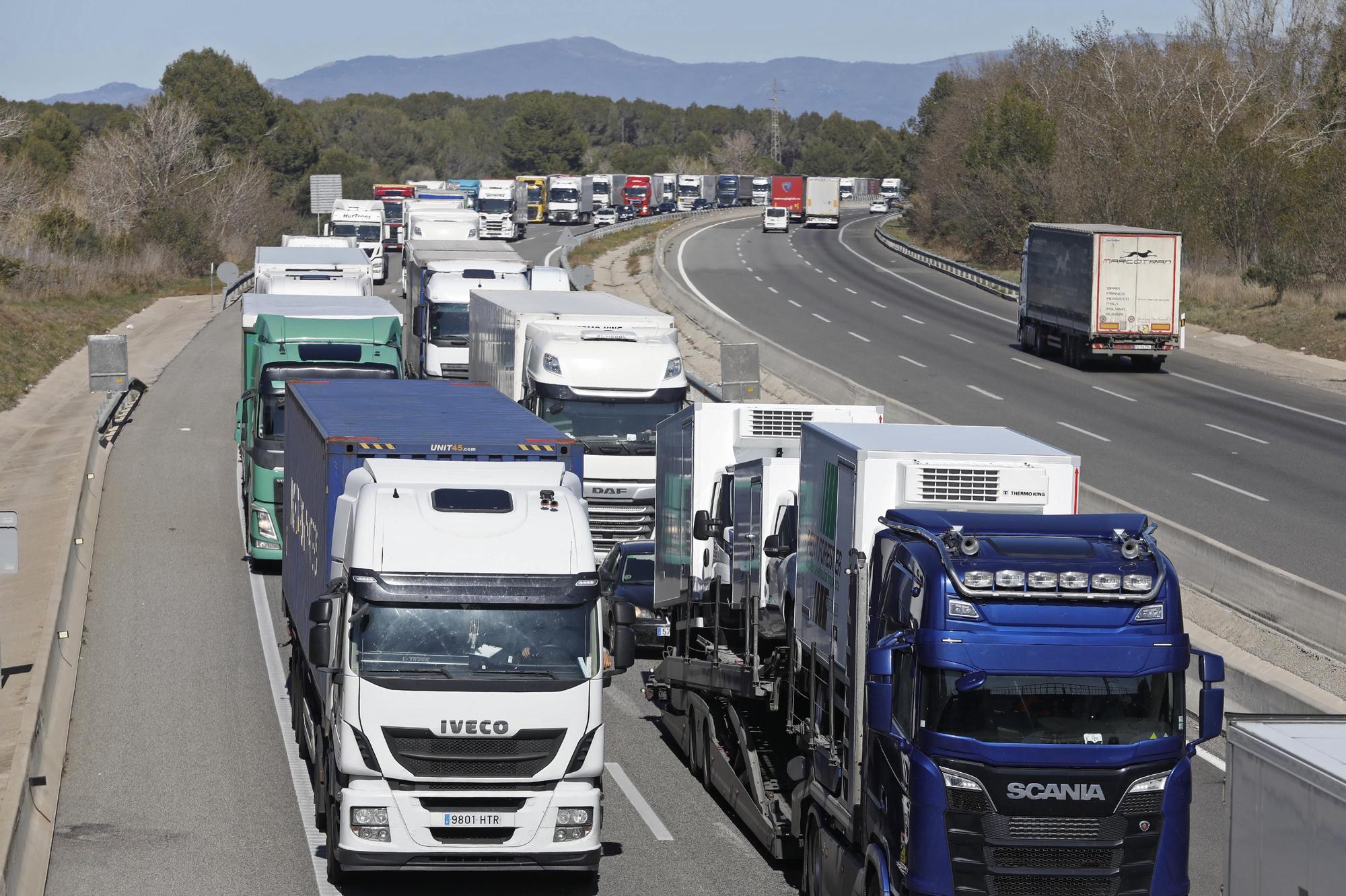 Cues quilomètriques a l'AP-7 a Garrigàs per un nou control policial