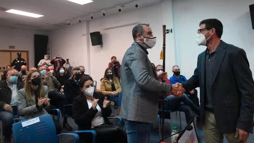 El nuevo alcalde pedáneo, Ángel Manuel, Romero, saluda a uno de sus compañeros de la junta municipal