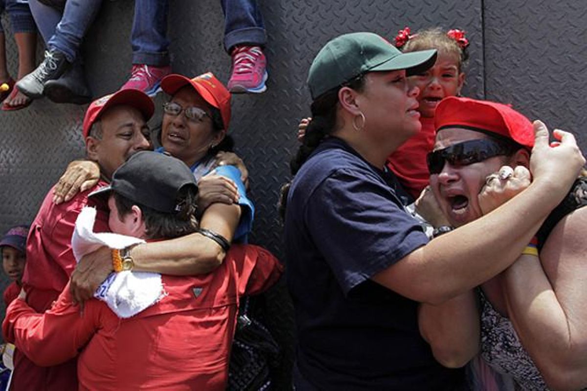 Seguidors desconsolats esperen el pas del fèretre, provinent de l’hospital on el president Hugo Chávez va morir dimarts passat.