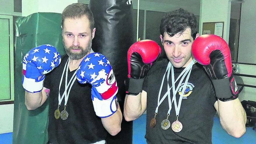 Los dos deportistas del Club Kickboxing Lalín muestran sus medallas conquistadas en Orense.