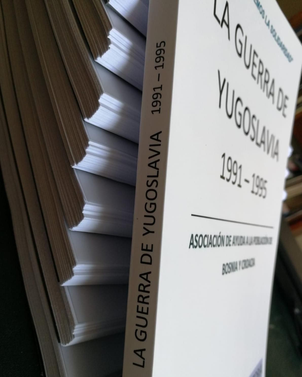 El dossier &quot;No olvidemos la solidaridad&quot; que se entregará a los alcaldes de los ocho municipios que acogieron a los refugiados.