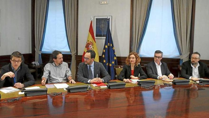 Els participants en la reunió &quot;a tres&quot; entre el PSOE, Ciutadans i Podem, abans de l&#039;inici de la trobada