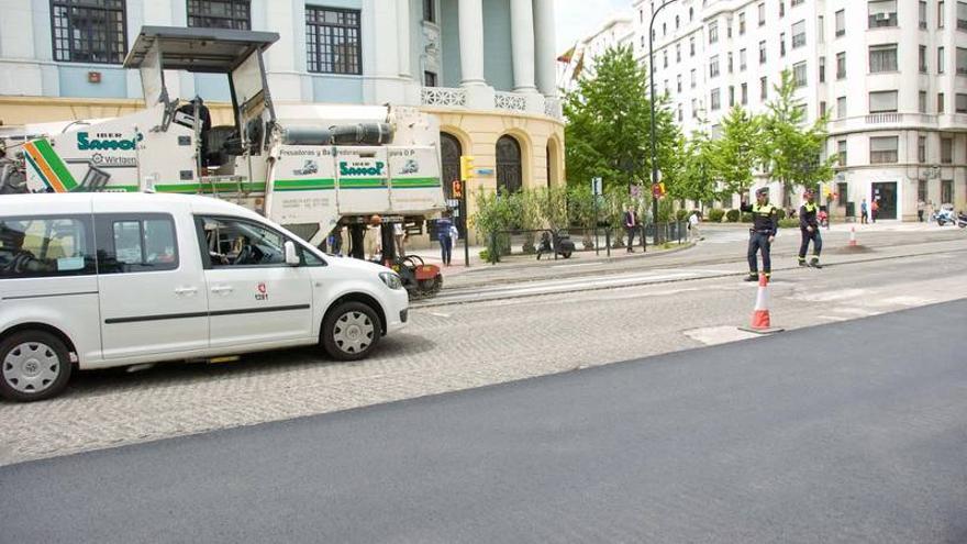 Más atascos puntuales en María Agustín, aunque el tráfico mejora