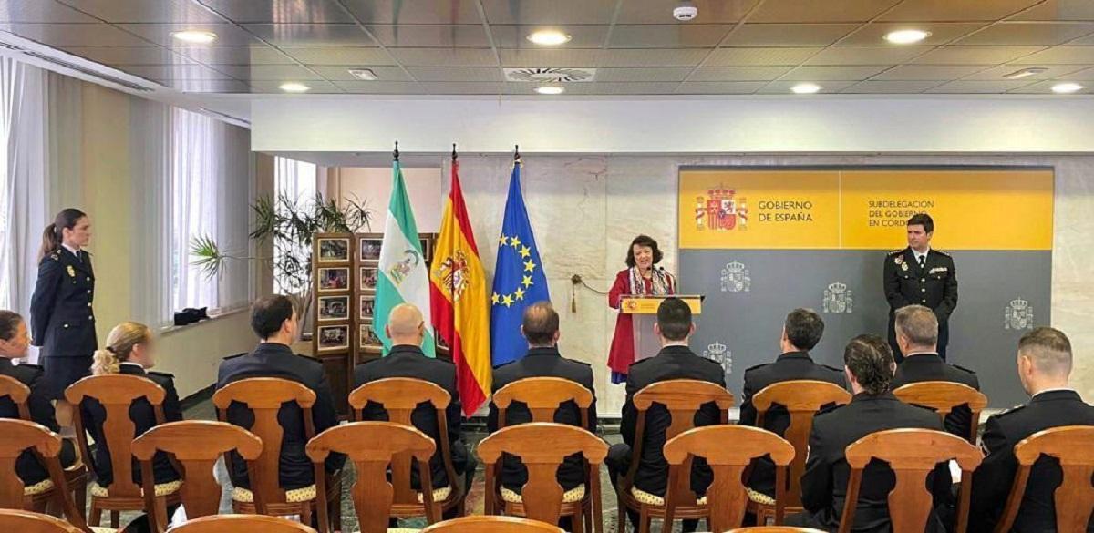 La subdelegada del Gobierno en Córdoba, Rafaela Valenzuela, junto a miembros del Cuerpo Nacional de Policía.