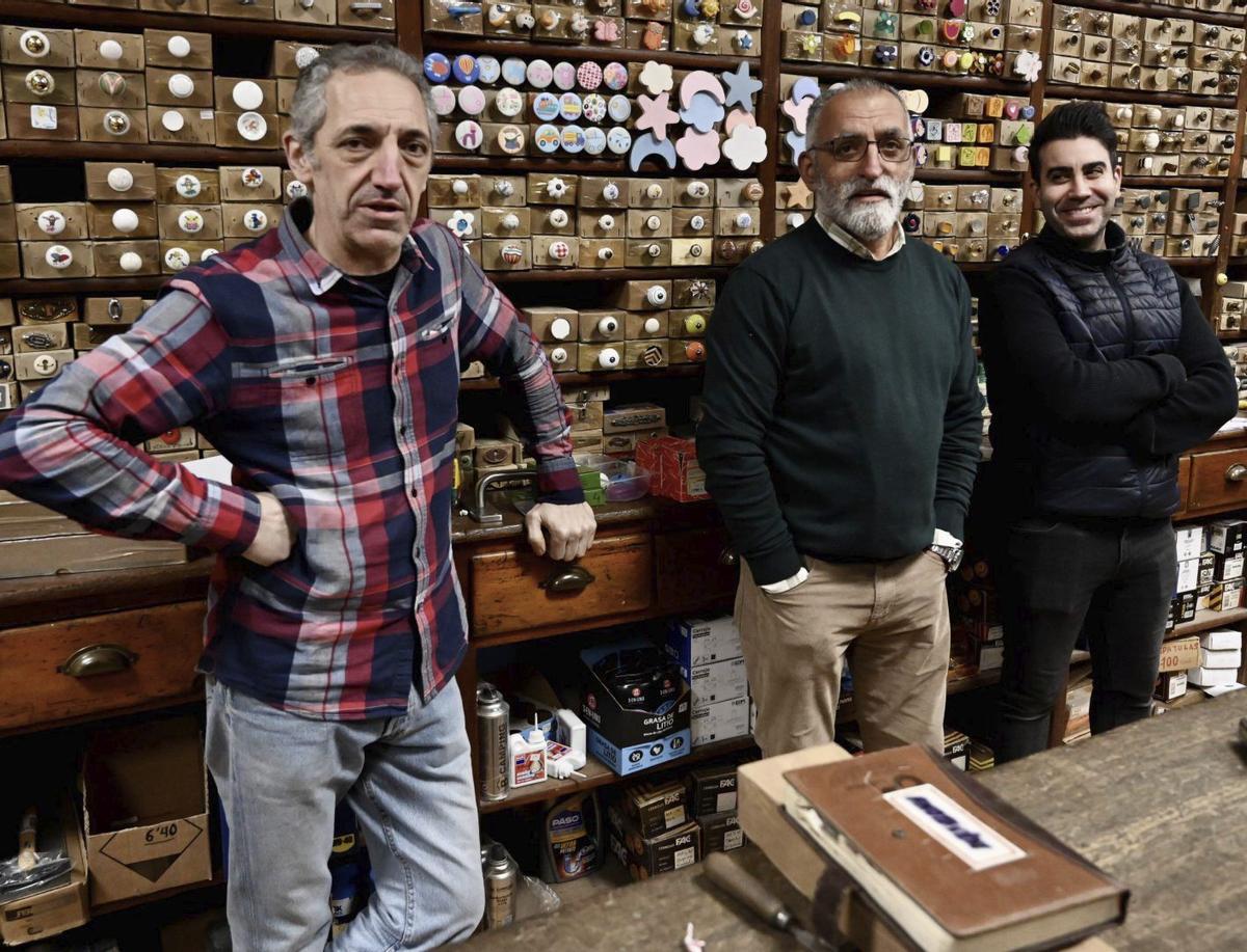 El equipo que mantiene a flote la Ferretería Gallega después de ochenta inviernos detrás del mostrador.