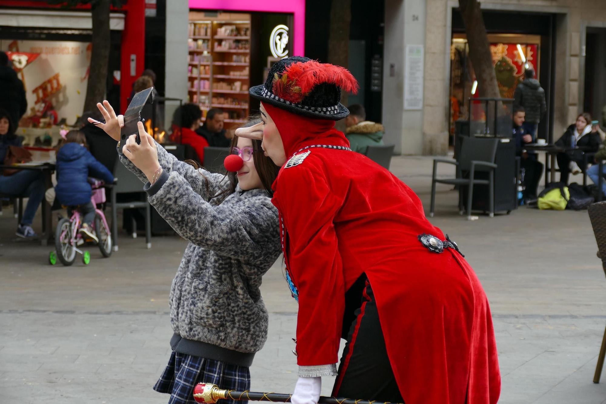 La Dona dels Nassos passeja pel centre de Figueres