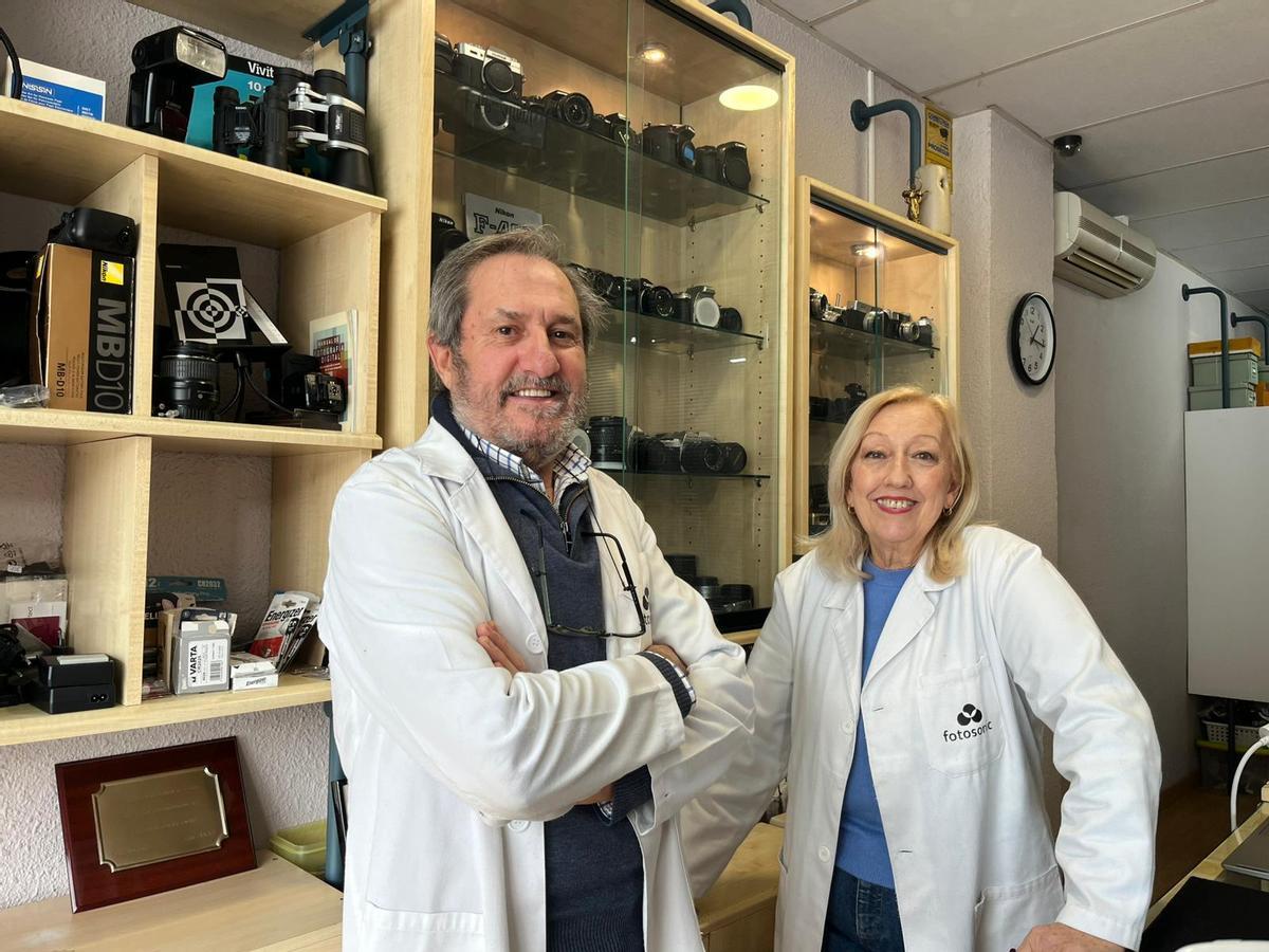 Alejandro y María, dueños de Fotosonic (avenida Cesáreo Alierta 47, Zaragoza) que se jubilan en pocos meses