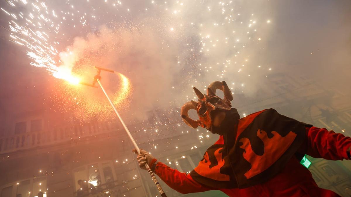 La Cabalgata del Fuego reúne a miles de personas en su recorrido