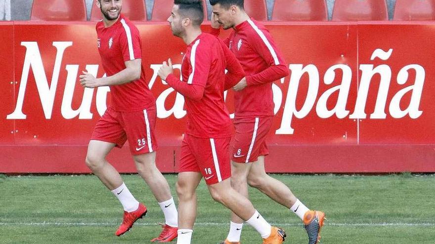 Calavera, Jony y Sergio, en un momento del entrenamiento de ayer a puerta cerrada en El Molinón.