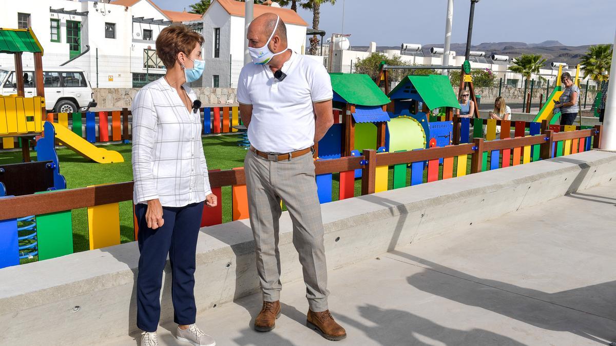 La alcaldesa Onalia Bueno y el consejero de Turismo, Carlos Álamo, durante su visita a las obras financiadas por la consejería insular.