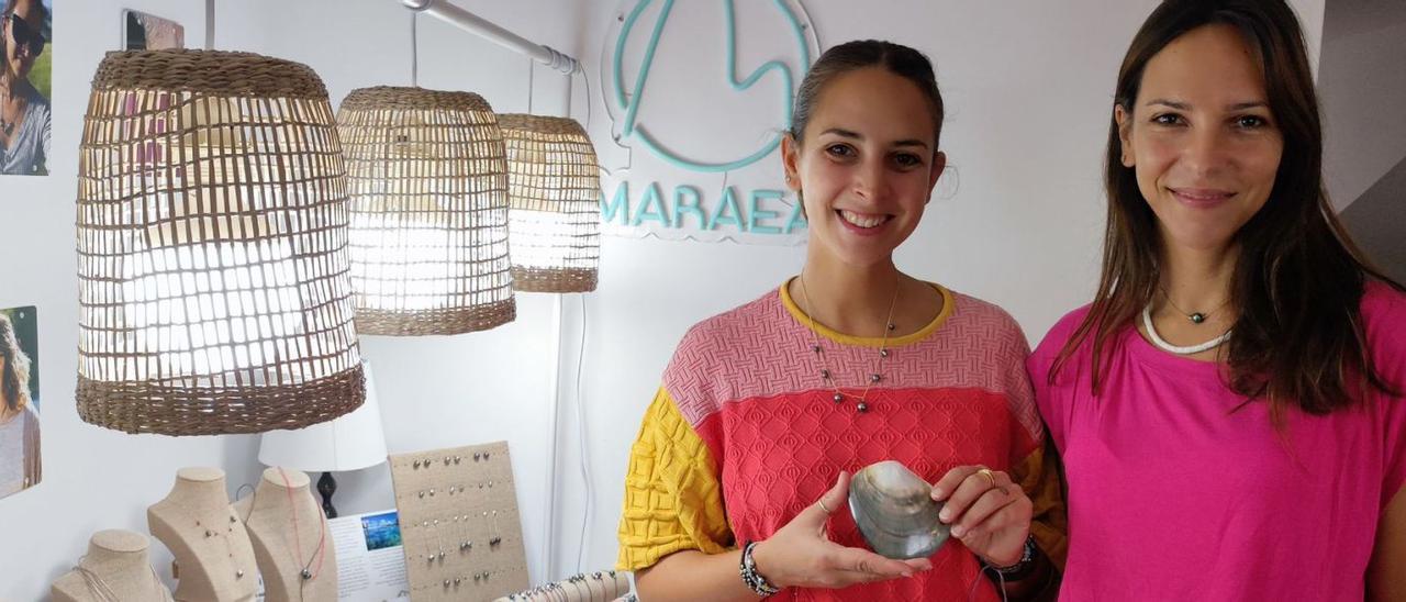 Por la izquierda, Sara y Paula Santos, en su taller de Tapia. | T. Cascudo