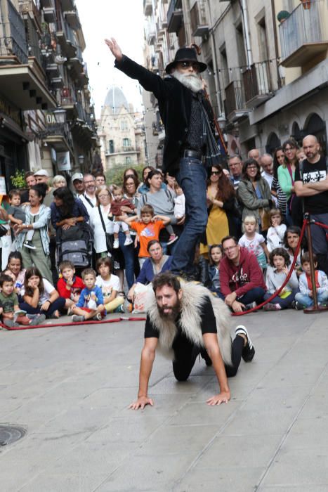 La Mediterrània esclata en un dissabte d''espectacles originals i molta gent al carrer