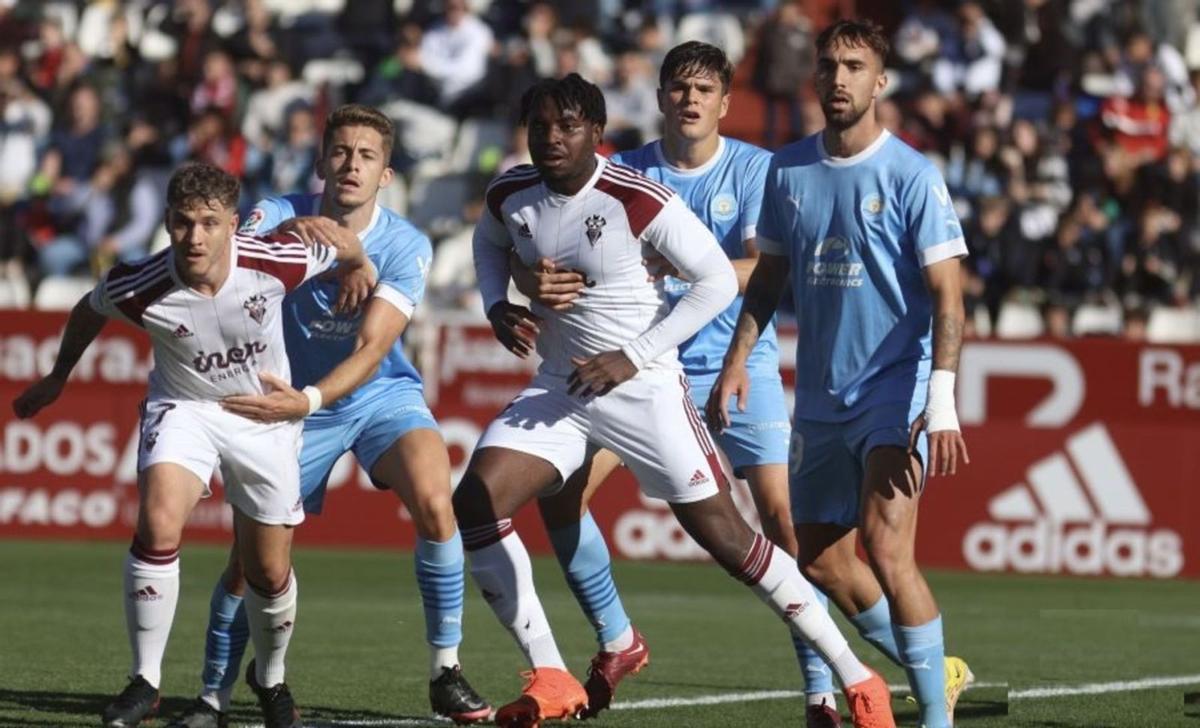 Los celestes Isma Ruiz, Martín Pascual y Darío Poveda defienden un saque de esquina del Albacete. | LALIGA