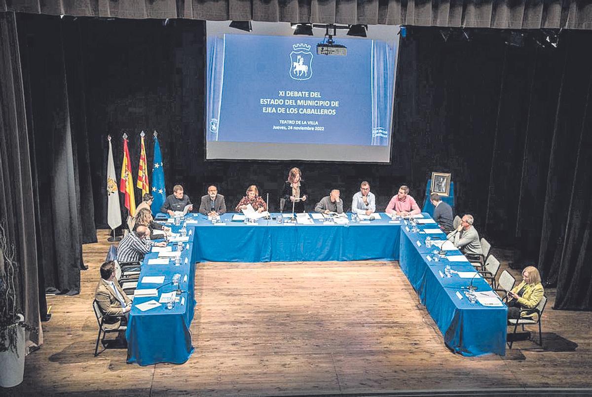 La sesión se prolongó durante más de seis horas y tuvo lugar en el Teatro de la Villa.