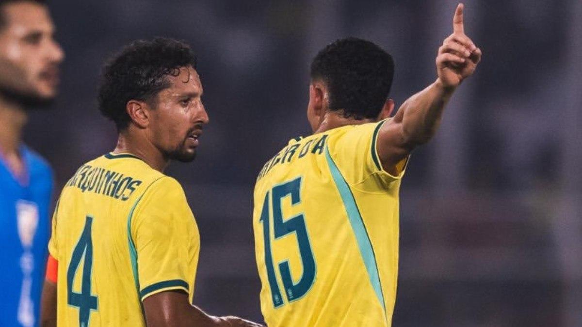 Arthur Dias con Marquinhos en el amistoso India Brasil en Calculta