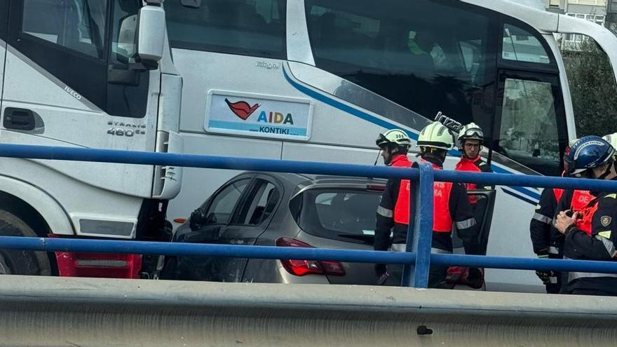 Los bomberos, junto a los dos vehículos accidentados en la rotonda de Can Blau, en Palma.