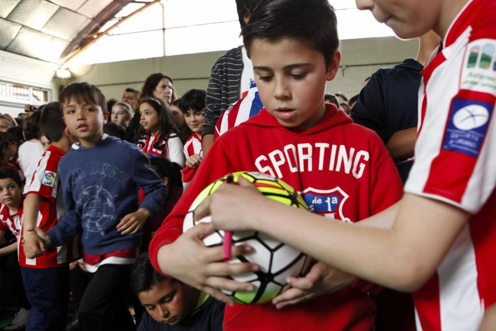 Visita de jugadores del Sporting al Colegio Miguel de Cervantes