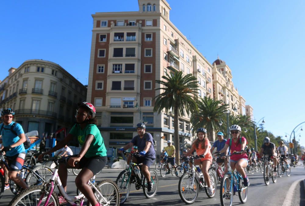 Miles de malagueños participan en la actividad de la Semana Europea de la Movilidad, tomando la salida en el Paseo del Parque