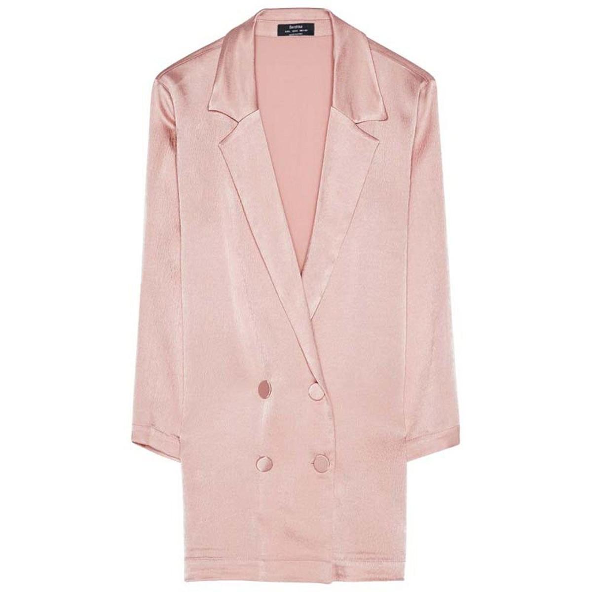 Blazer de satén de Bershka (Precio: 29,99 euros)