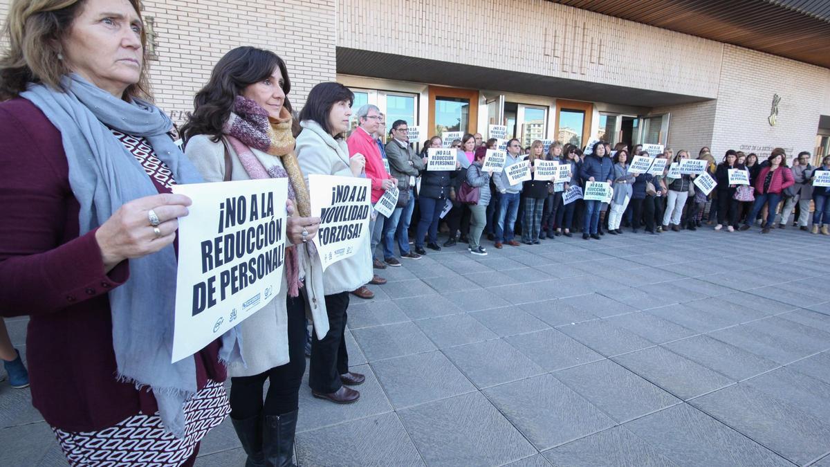 Funcionarios de Justicia protestan frente a los juzgados de Castellón por la falta de personal en una imagen de archivo.