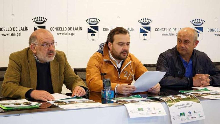 Villada, Cuiña y Hermida, ayer, durante la presentación de las jornadas en el Concello de Lalín.  // Bernabé