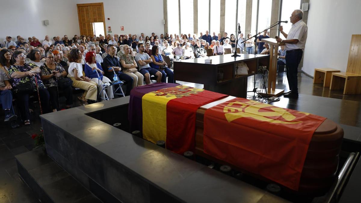 Multitudinario y sentido último adiós en el funeral de Emilio Lacambra