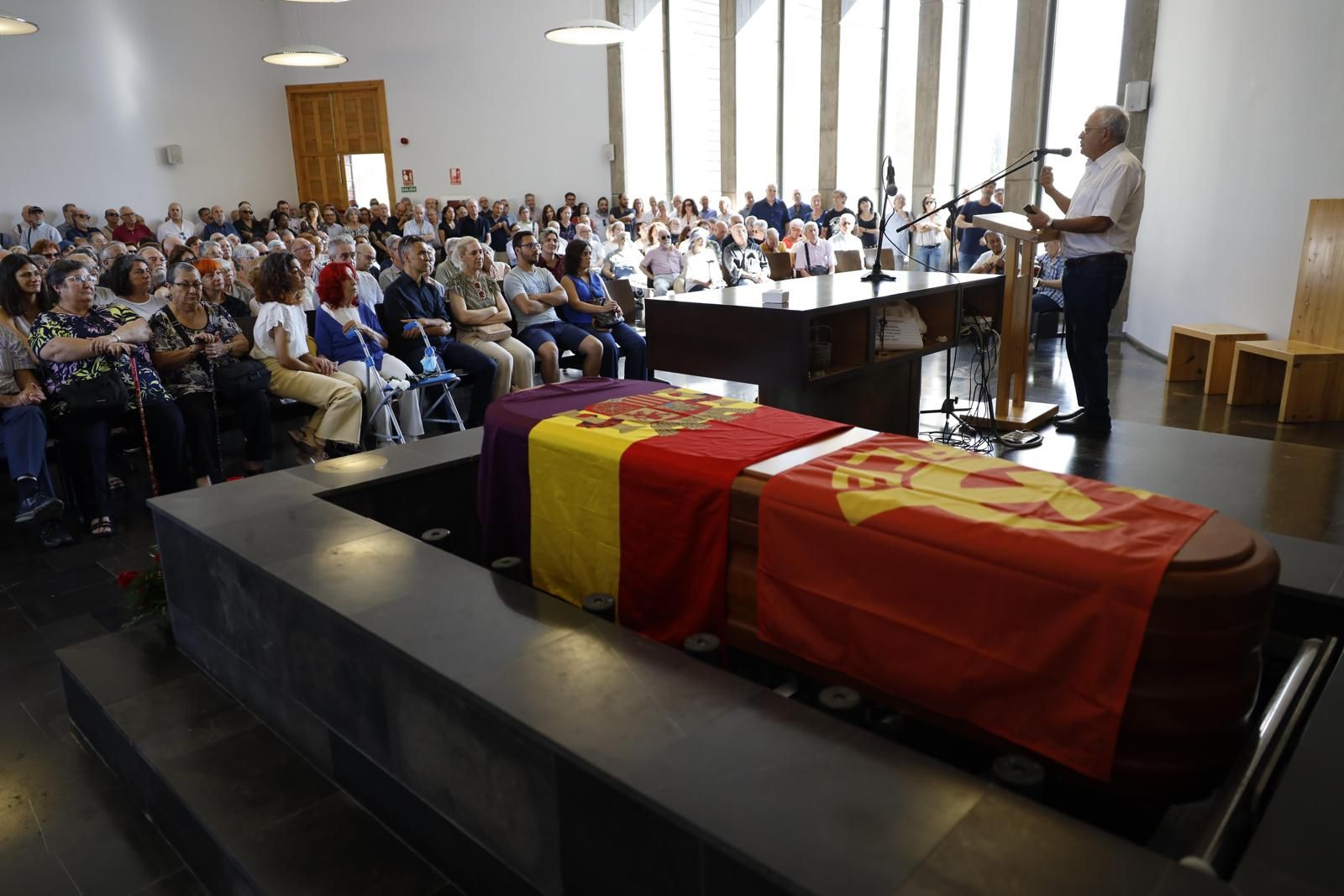 Multitudinario último adiós en el funeral de Emilio Lacambra
