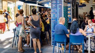 Un verano de hostelería a tope en Benidorm: colas para sentarse, 20 minutos de cortesía o consumición mínima