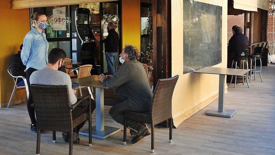 Aspecto de la terraza que ofrecía ayer un bar restaurante de Sant Francesc.