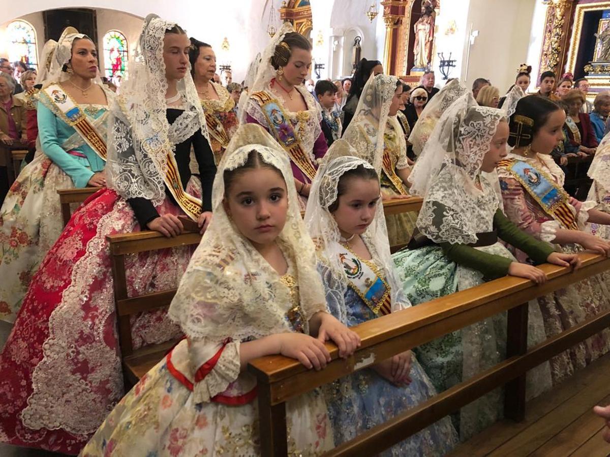 Un grupo de falleras en la iglesia.