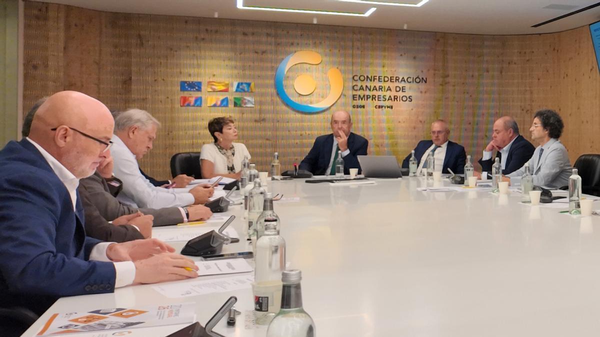 Junta de la Confederación Canaria de Empresarios.