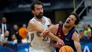 Nico Laprovittola, ante Sergio Llull en la Supercopa Endesa