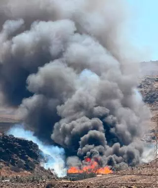 El incendio en el vertedero de Juan Grande, en imágenes