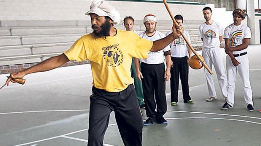 El maestro Ciro inicia la &quot;roda&quot; con su &quot;berimbau&quot;.  // Lores