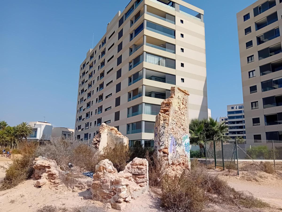 Así están los restos del cuartel de carabineros del siglo XIX y el refugio antiaéreo de la Guerra Civil en Punta Prima