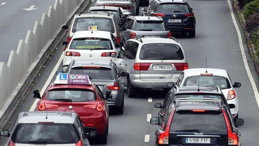 Un coche de autoescuela en una carretera.