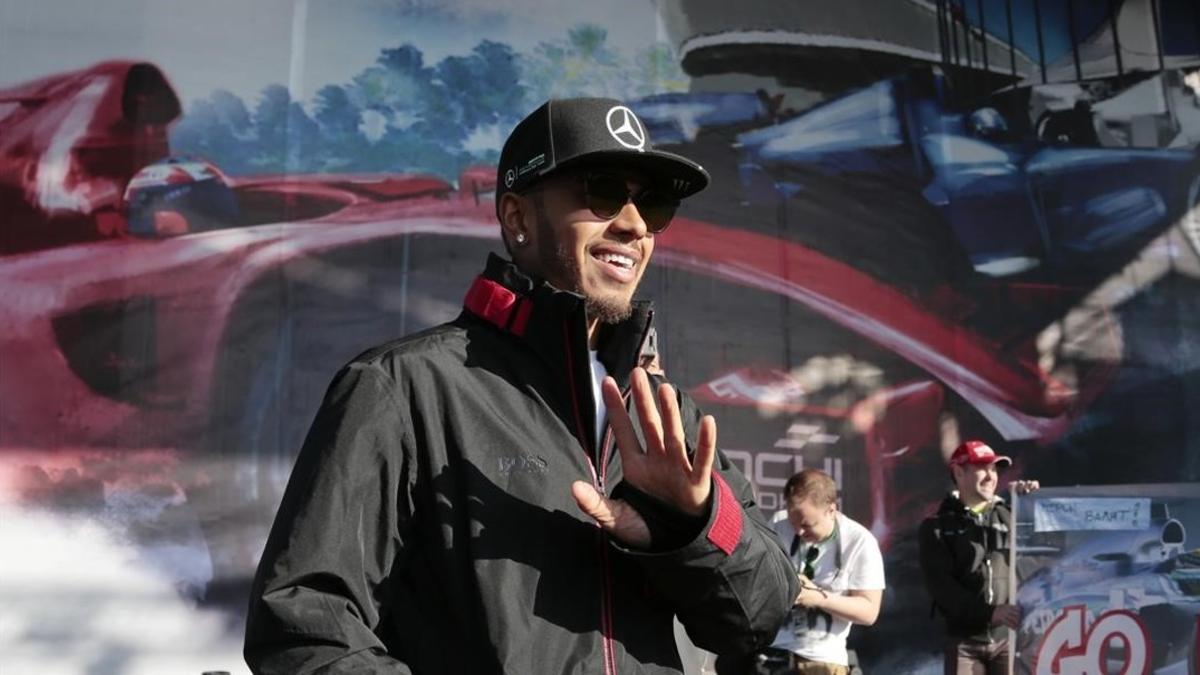 Lewis Hamilton saluda a la afición a su llegada al circuito de Sochi.