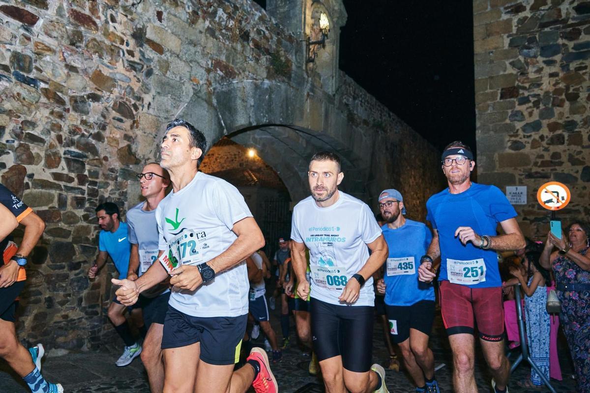 La octava edición de la Intramuros de El Periódico Extremadura reunía a 500 corredores en la prueba deportiva más icónica de la ciudad de Cáceres.
