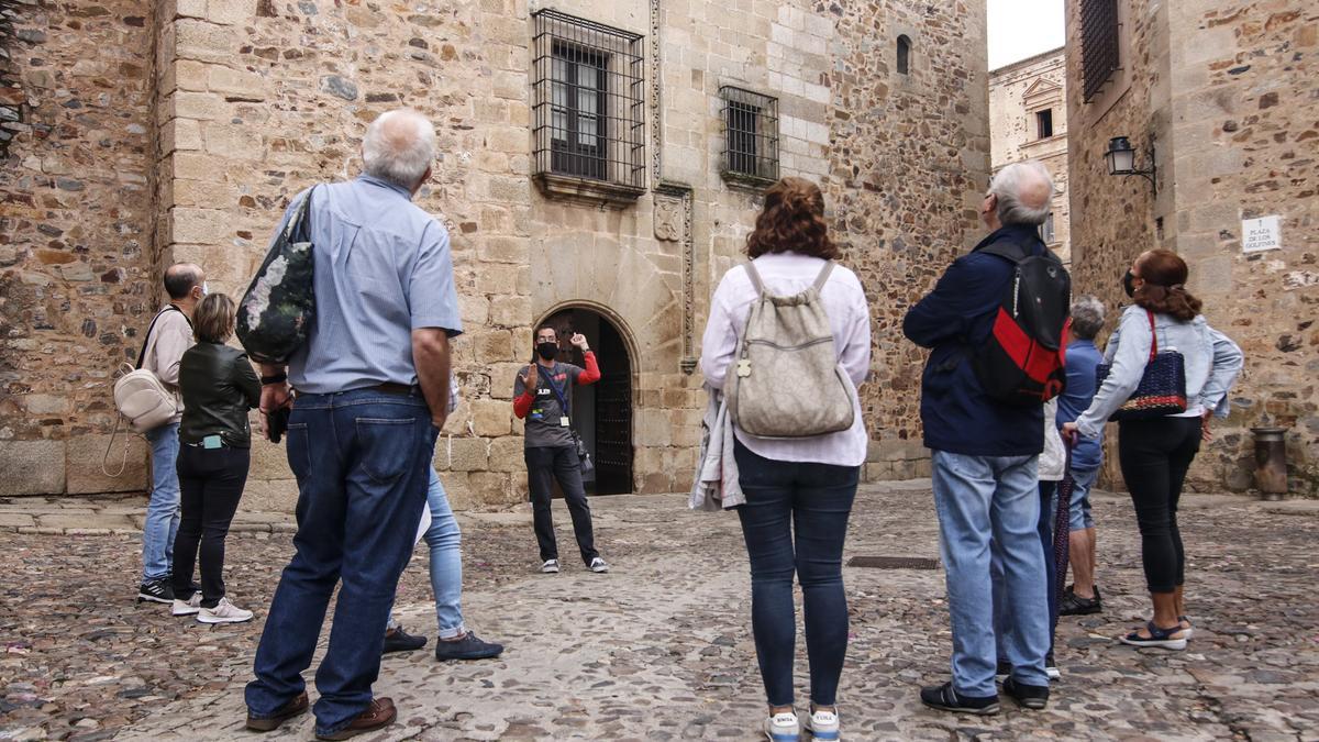 Un grupo de turistas frente al edificio de los Golfines de Abajo.