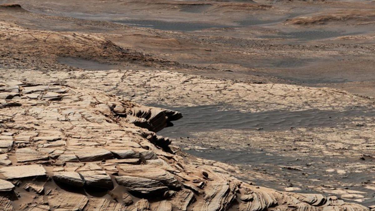 Una vista de Marte obtenida por el rover Curiosity Mars de la NASA: en la parte superior de la imagen se aprecia el área contigua a la región llamada Aeolis Dorsa que, según los investigadores, alguna vez fue un enorme océano.
