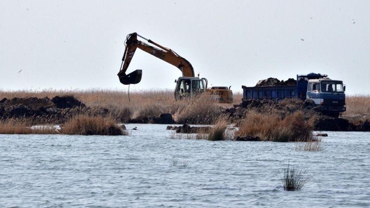 Extracción de turba en el parque natural del Prat, en una foto de archivo.