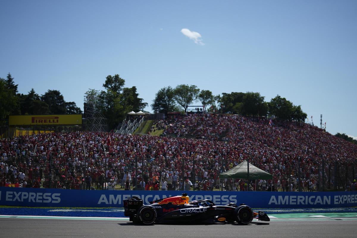 Max Verstappen rodando en Imola en 2025