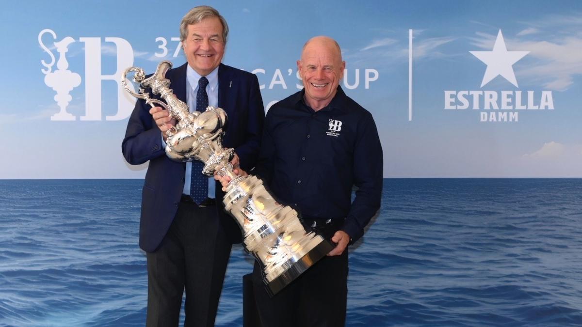 El director general de Damm, Jorge Villavecchia, y el director ejecutivo de la 37 edición de la Copa América de vela, Grant Dalton, con el trofeo de las 100 guineas que data de 1851, en la Antigua Fábrica Estrella Damm.