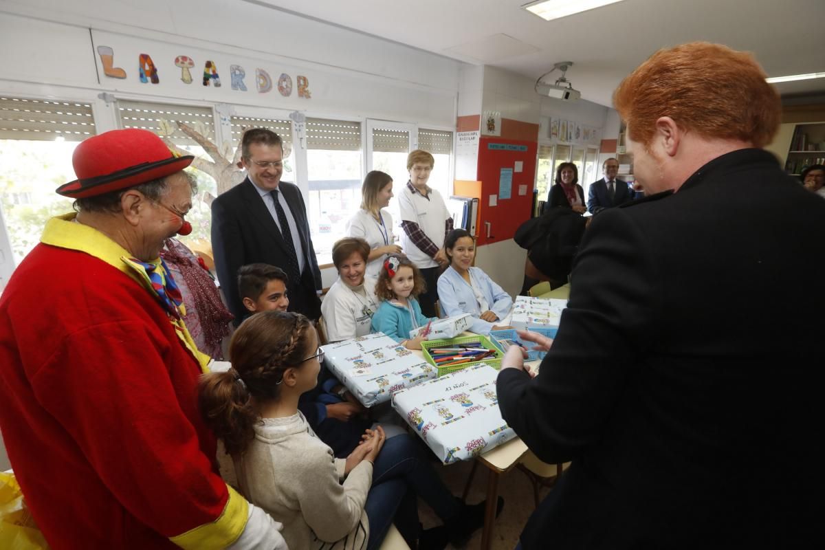 Yunke y Mel i Xispa llevan regalos y alegría a los niños del Hospital General