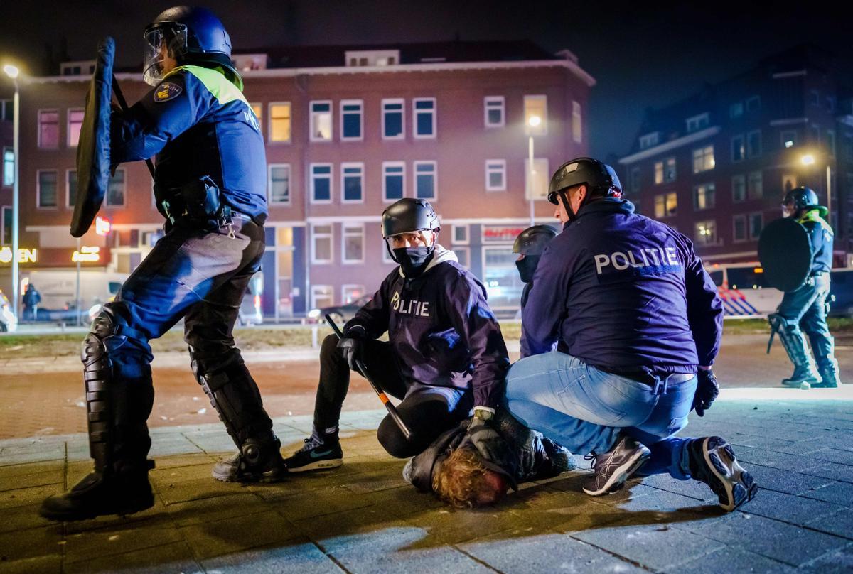 Tercera noche de disturbios en Países Bajos deja al menos 151 detenidos