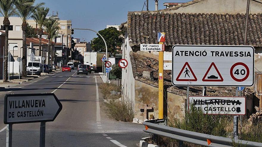 Señales con el nombre del topónimo tachado en los accesos a V. de Castellón en una imagen de ayer.