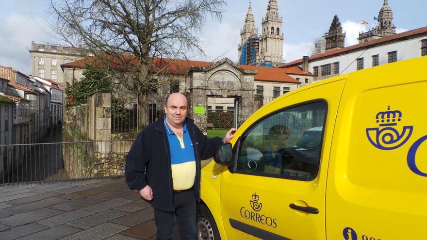 Juan José Santiago posa en Santiago // Correos