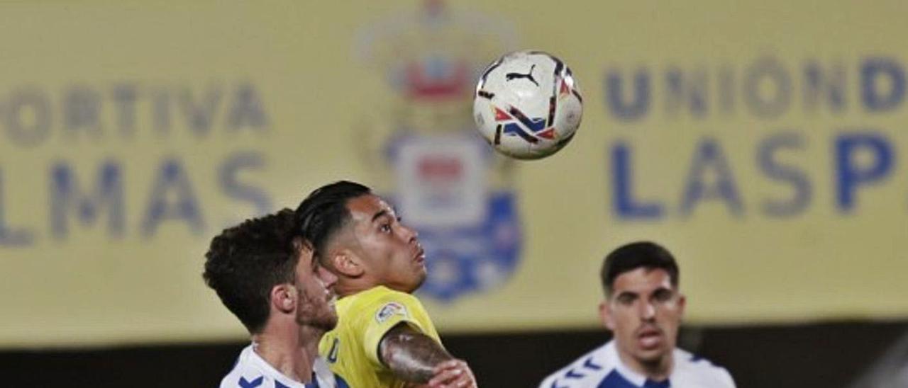 Sergio Araujo intenta controlar un balón de cabeza en el partido frente al CE Sabadell. |