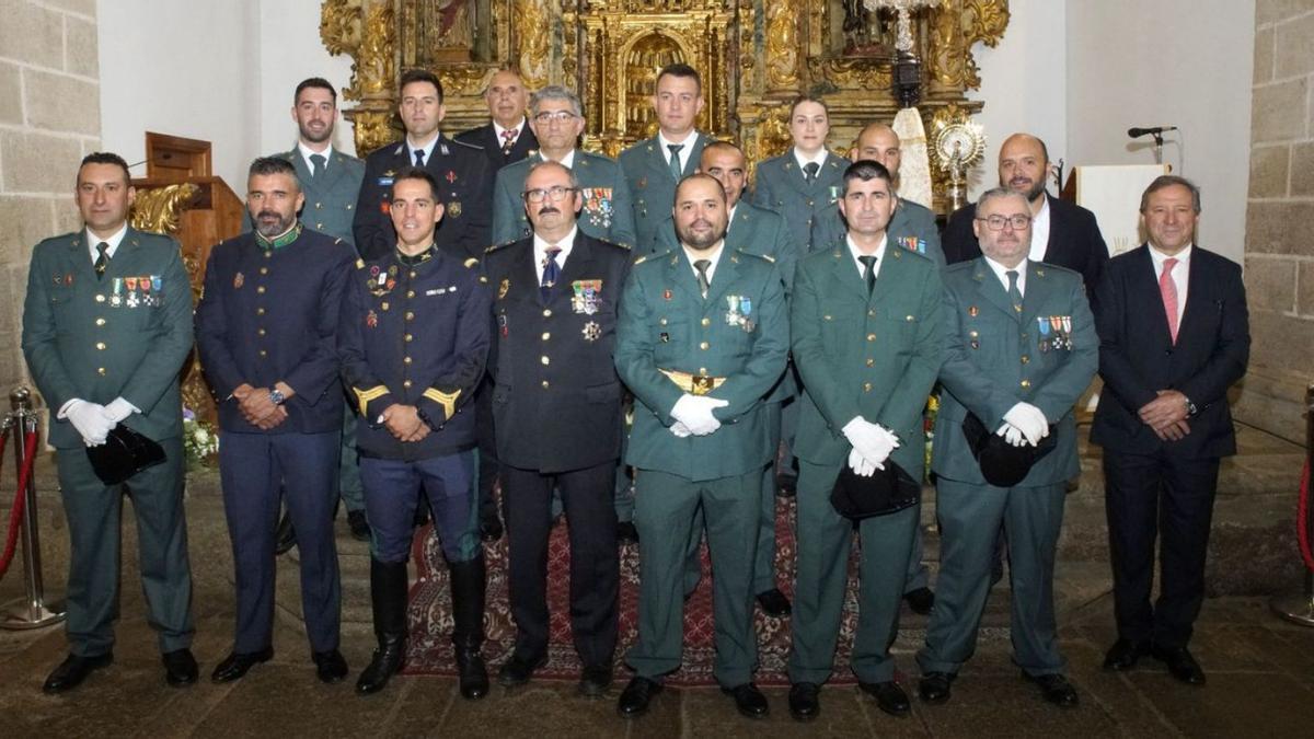 Guardias civiles de Alcañices junto representantes de la Policía Nacional y guardas de Portugal. | Ch. S. 