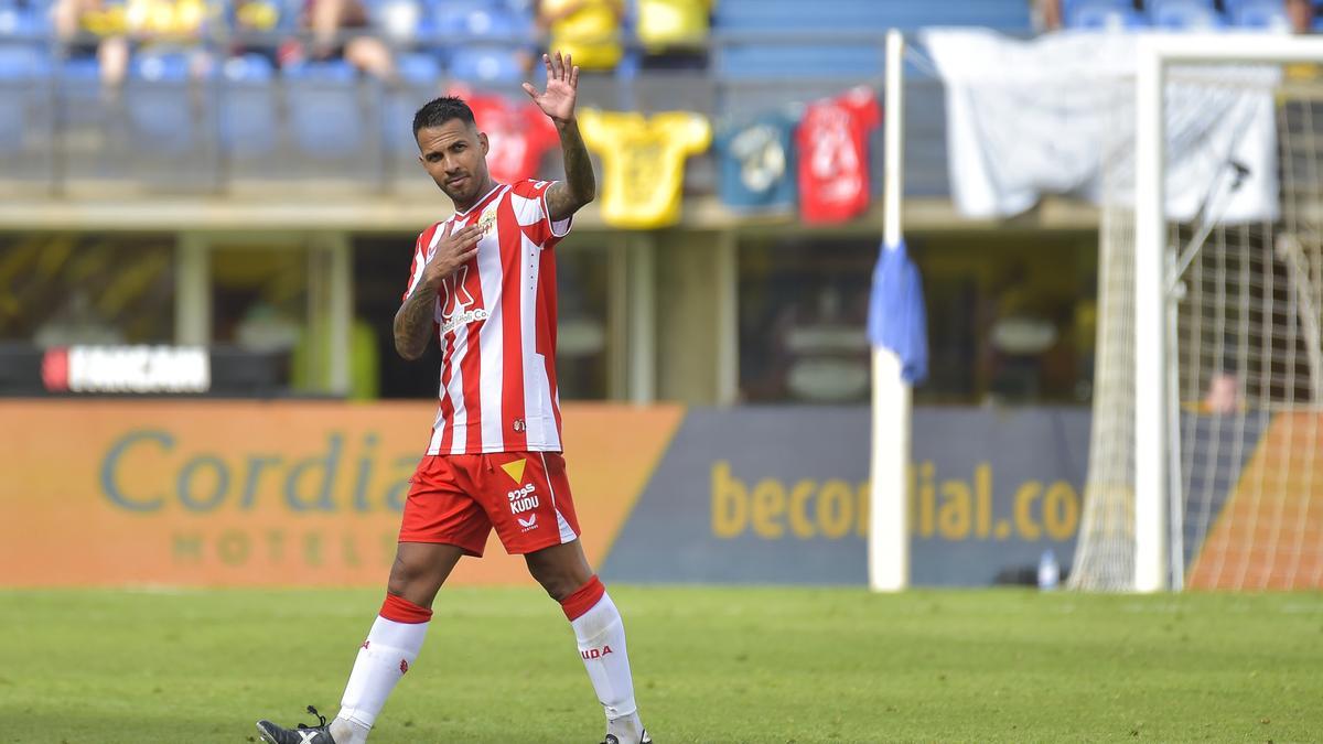 Jonathan Viera se dirige al Gran Canaria cuando fue cambiado en el minuto 66.